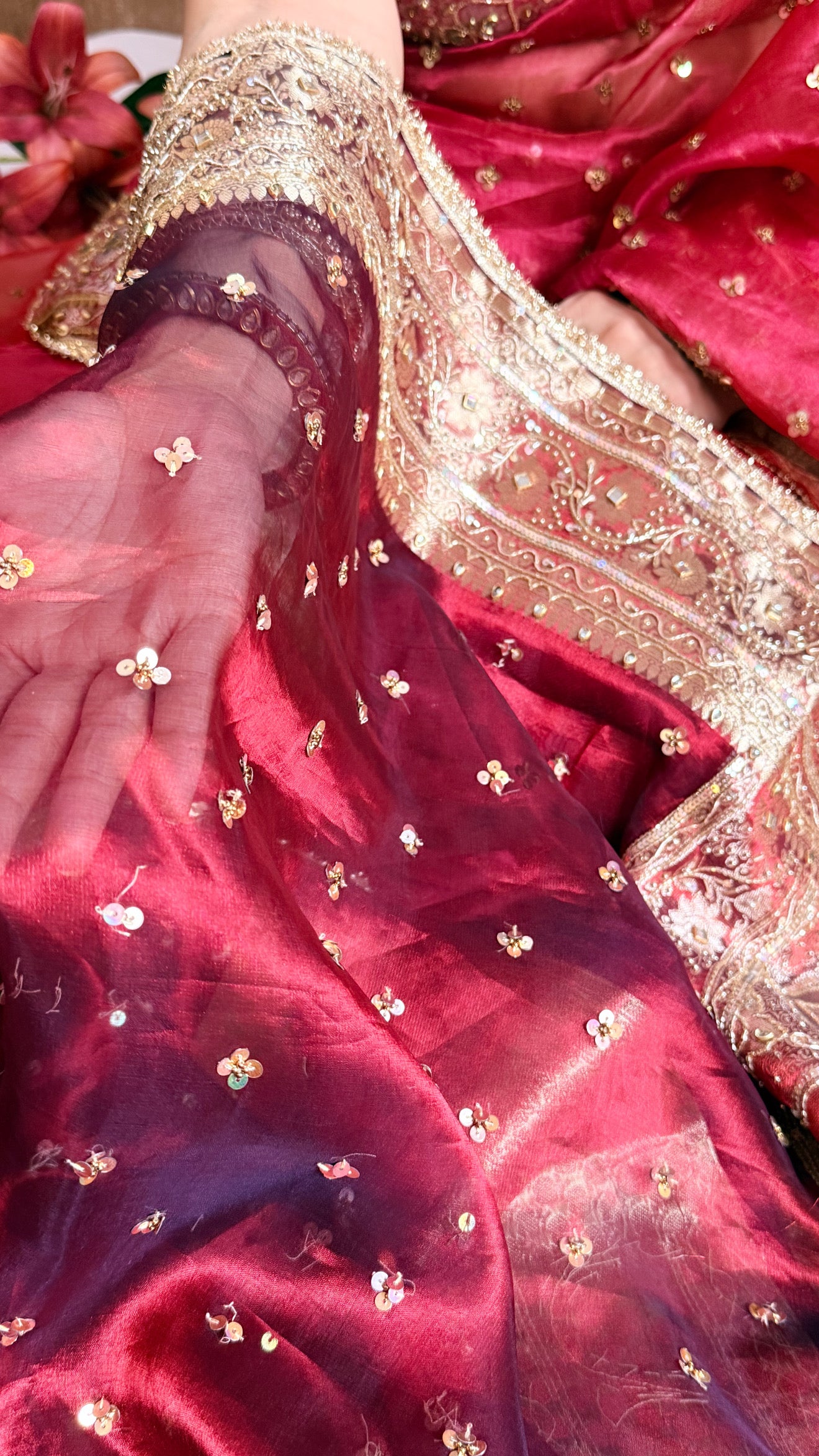 Nayi naveli dulhan wali metallic blood red chunri buti kadhwa tissue saree